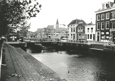 861540 Gezicht over de de Weerdsluis bij de Bemuurde Weerd O.Z. te Utrecht, met op de achtergrond de nieuwbouwwoningen ...